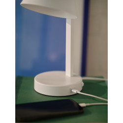 STALINIS ŠVIESTUVAS WILMER BALTAS SU USB JUNGTIMI skubiai