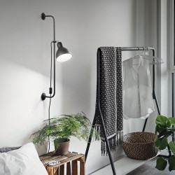 SIENINIS ŠVIESTUVAS SHOWER JUODAS kaina